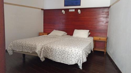 サンタ・クルス・デ・ラ・パルマにあるCasa Juliánのベッドルーム1室(木製ヘッドボード付きのベッド1台付)
