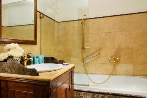 Bilik mandi di Castello Dal Pozzo Resort Lago Maggiore - Preferred Hotels & Resorts