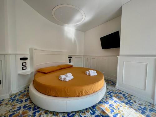 ein Schlafzimmer mit einem Bett mit zwei Handtüchern darauf in der Unterkunft TEA Luxury - Praia a Mare in Praia a Mare