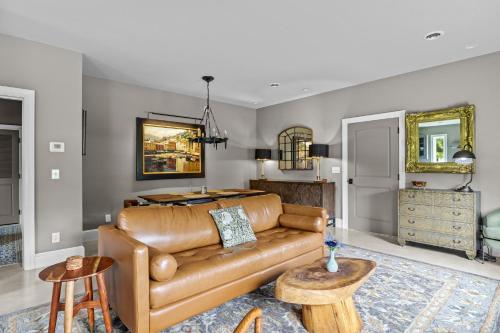 uma sala de estar com um sofá de couro castanho em The Field House home em Havelock