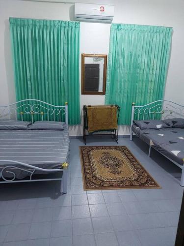Ένα ή περισσότερα κρεβάτια σε δωμάτιο στο Homestay Kak Pah Kota Bahru
