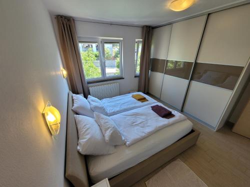 - un petit lit dans une petite chambre avec fenêtre dans l'établissement Apartment Karla, à Rijeka