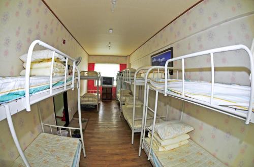 מיטה או מיטות קומותיים בחדר ב-Hwaseong Guesthouse