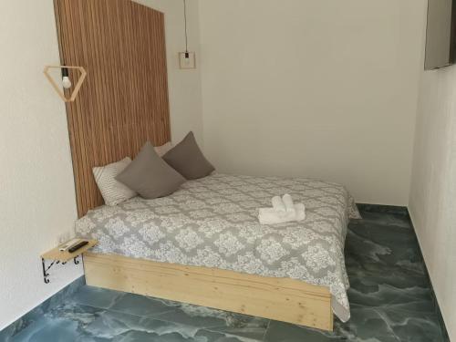 Una cama con dos zapatos blancos encima. en Diamond Rezidente III en Timisoara