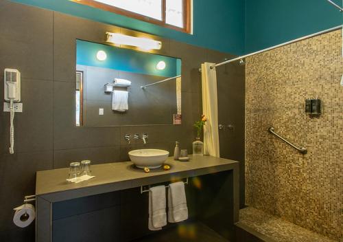 y baño con lavabo y ducha. en Gocta Andes Lodge en Cocachimba
