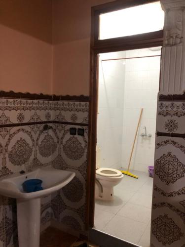 a bathroom with a sink and a toilet at Hay arabie al3irfan in Alimadene