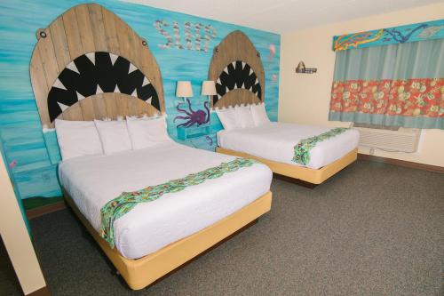Zimmer mit 2 Betten in einem Hotelzimmer in der Unterkunft Riverside Inn in Cold Spring