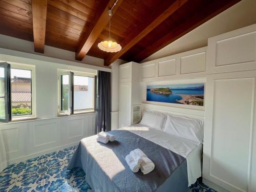 a bedroom with a bed with towels on it at TEA Luxury - Praia a Mare in Praia a Mare