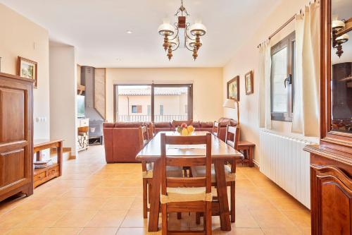 a kitchen and dining room with a table and chairs at Ca la Gloria in Vallcebre