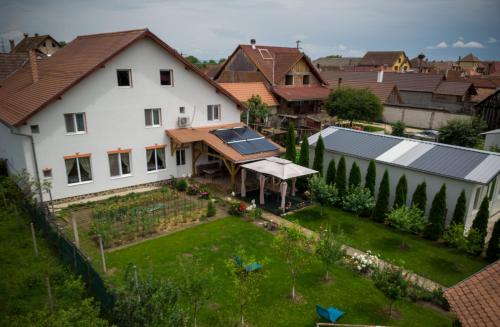 - une vue aérienne sur une maison avec un jardin dans l'établissement PENSIUNEA ILEANA "Adults Only", à Orlat