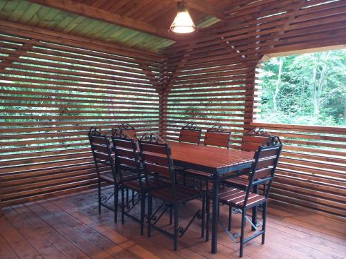 uma sala de jantar em madeira com uma mesa e cadeiras em Pin chalet em Borzont
