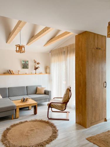 uma sala de estar com um sofá e uma mesa em Mawa Cottage em Ulcinj