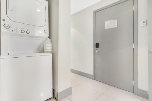 Un baño de Roami at Habitat Brickell