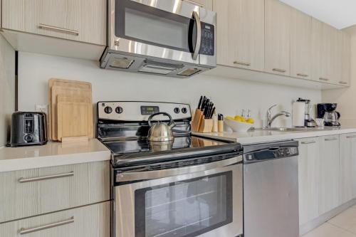 Una cocina o zona de cocina en Roami at Habitat Brickell