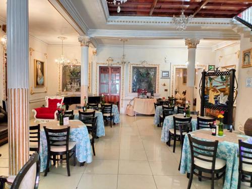 瓦哈卡德華雷斯的住宿－Hotel Patio Pombo，一间在房间内配有桌椅的餐厅