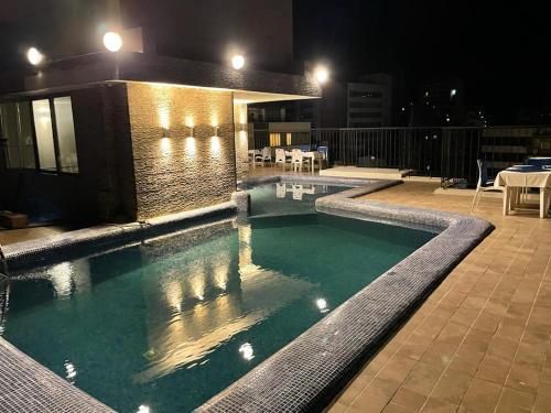 Bazén v ubytování Royal Garden Hotel nebo v jeho okolí