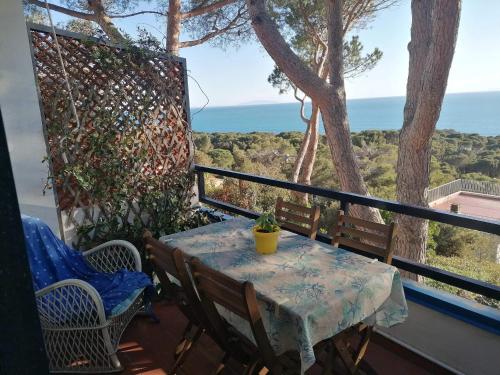 Una mesa y sillas en un balcón con vista al mar. en Mare di luce, en Quercianella