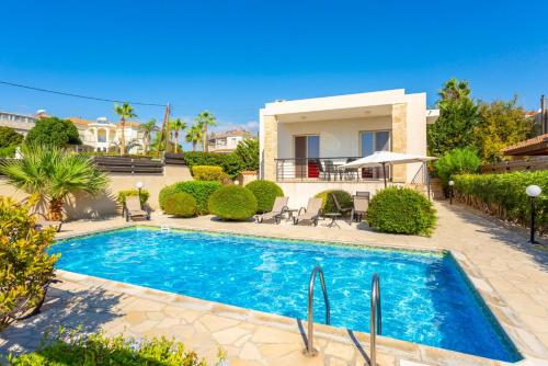 Villa Felice: Large Private Pool, Walk to Beach, Sea Views, A/C, WiFi, Car Not Required             