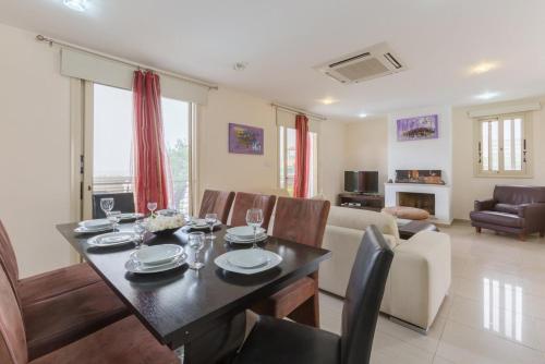 a dining room and living room with a table and chairs at Villa Felice in Maa
