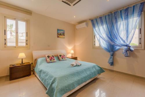 a bedroom with a bed with two stuffed animals on it at Villa Felice in Maa