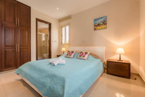 a bedroom with a blue bed with pillows on it at Villa Felice in Maa