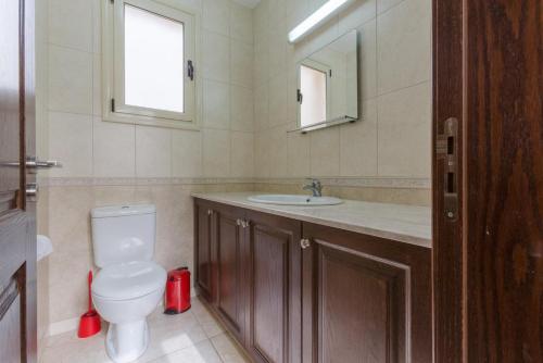 a bathroom with a toilet and a sink at Villa Felice in Maa