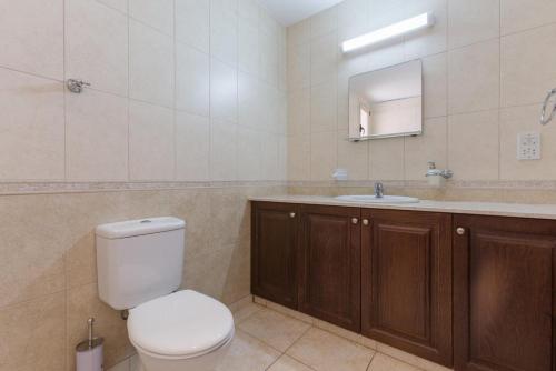 a bathroom with a toilet and a sink at Villa Felice in Maa