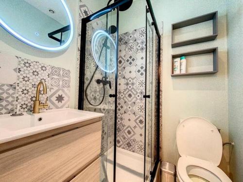 uma casa de banho com um chuveiro, um WC e um lavatório. em Le Libé 206 - Quartier libération - Centre Ville em Nice