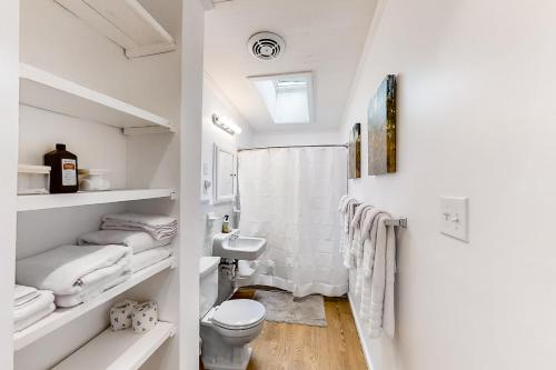 biała łazienka z toaletą i umywalką w obiekcie Elevation Station w mieście Black Mountain