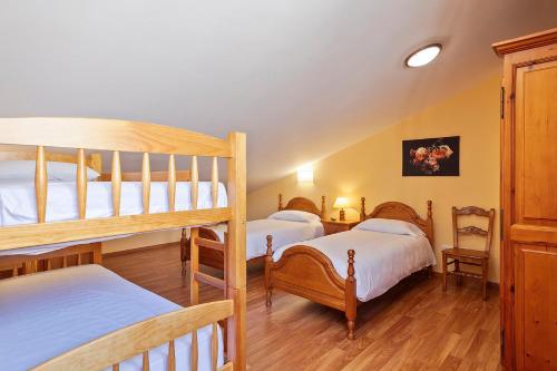 two bunk beds in a room with wooden floors at Ca la Gloria in Vallcebre