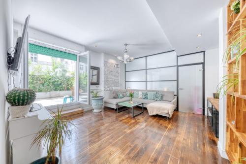 un salon avec un canapé et une table dans l'établissement Peaceful Haven, Terrace in Nice, à Nice