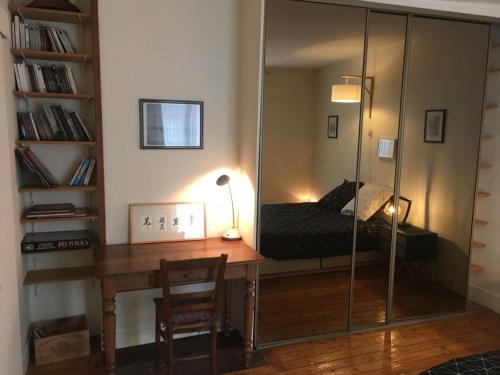 - une chambre avec un bureau et un lit dans une pièce en verre dans l'établissement ANTONY Centre à 150m du RER Antony, des commerces et du marché., à Antony