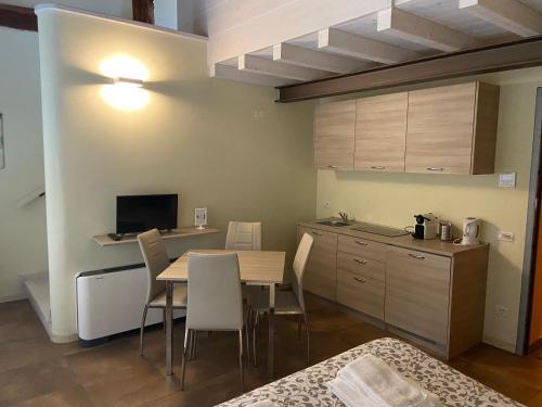 eine Küche und ein Esszimmer mit einem Tisch und Stühlen in der Unterkunft L'Antico Borgo in Zanica