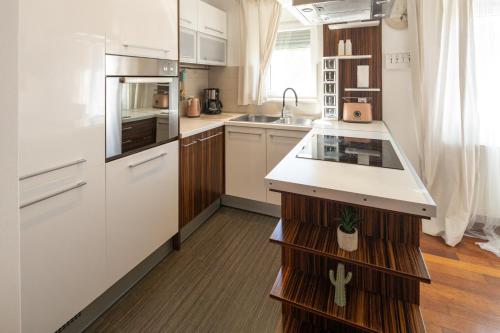 Kuchyňa alebo kuchynka v ubytovaní Lumaja luxury apartman