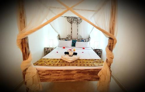 una camera con letto a baldacchino di Lalasalama B&B a Watamu