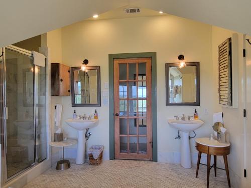 a bathroom with two sinks and a shower at Sage Hill Inn & Spa in Kyle