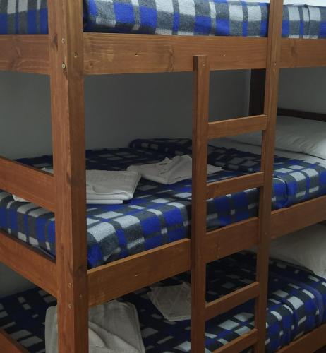 a bunk bedded room with a bunk bed with a ladder at Grandes Grupos Casa 1 in São Paulo
