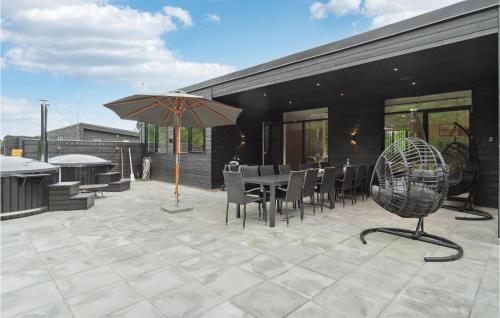 Patio nebo venkovní prostory v ubytování 6 Bedroom Nice Home In Glesborg