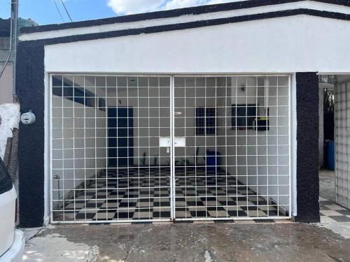 Un garaje con una puerta con un perro. en Departamento Canek 1 en Mérida