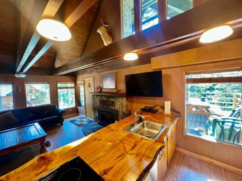 uma cozinha com uma grande mesa de madeira numa casa em Camp Creek Hideaway Modern Cascades Haven for 12 em Government Camp