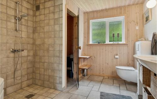 y baño con ducha, aseo y lavamanos. en 3 Bedroom Amazing Home In Bedsted Thy, en Bedsted Thy