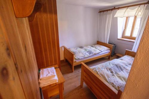 Zimmer mit 2 Betten und einem Fenster in der Unterkunft Lovecká chata Myslivna in Hrušovany nad Jevišovkou