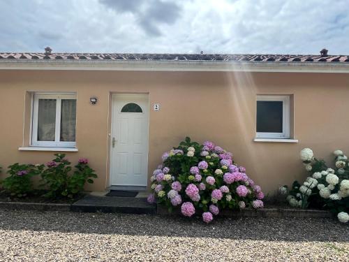 una casa con un ramo de flores delante de ella en LES IRIS 3 T2 45m2 à 200m des thermes en Eugénie-les-Bains