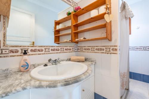 un baño con lavabo y espejo en Es revolt de sa Barrala, en Ses Covetes