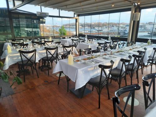 Un comedor con mesas y sillas blancas. en Fanus Suites Karaköy, en Estambul