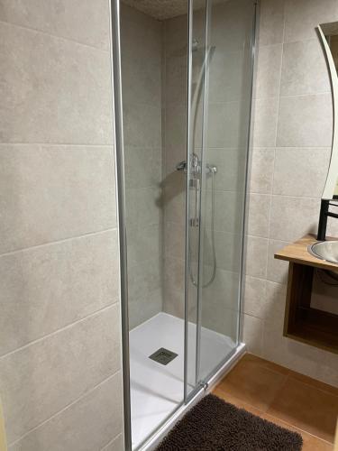 Montagut的住宿－FINCA MAS GUIXOT relax y natura，浴室里设有玻璃门淋浴