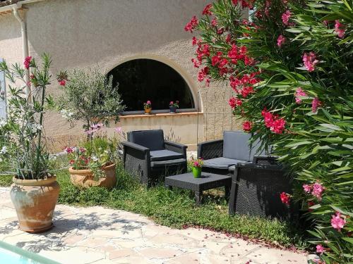 Photo de la galerie de l'établissement Villa provençale dans Parc du Luberon, à Pierrevert