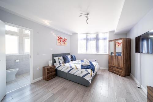 a bedroom with a bed and a bathroom with a tub at Stylish Studios with Ensuite, Separate Kitchen, and Prime Location in St Helen in Saint Helens