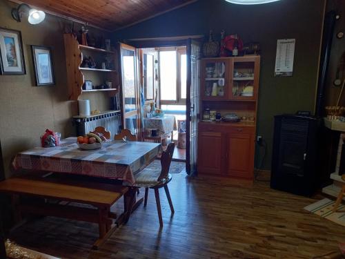 cocina con mesa y sillas en una habitación en In mezzo al bosco, en Salerni
