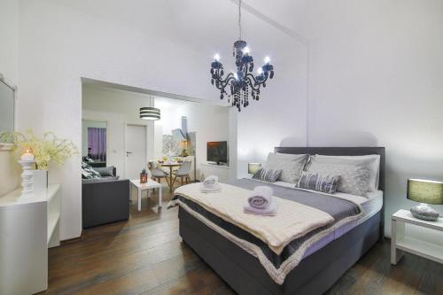 - une chambre avec un grand lit et un salon dans l'établissement IPM Apartments, à Kaštela